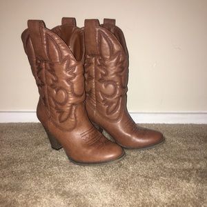 Cute cowboy boots with heel!